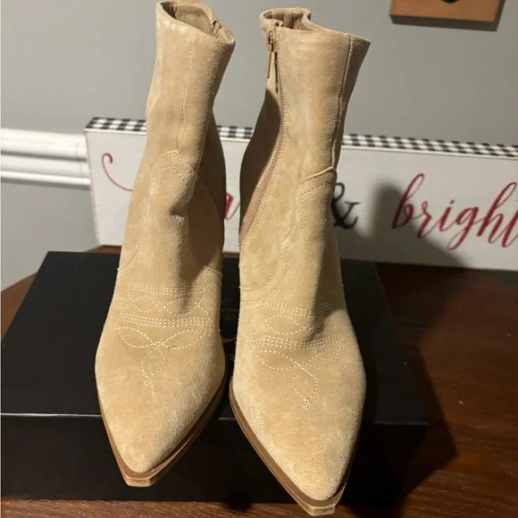 Womenn's Shoe Boots - Light Tan Suede - Size 8 - Picture 1 of 14